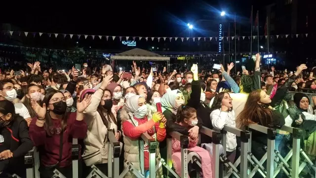 Ünlü şarkıcı Altın Safran Festivalinde hayranlarını coşturdu