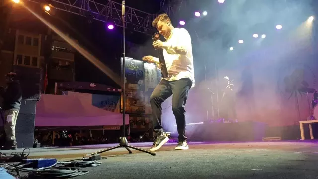 Ünlü şarkıcı Altın Safran Festivalinde hayranlarını coşturdu