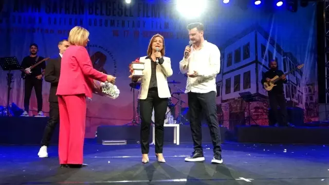 Ünlü şarkıcı Altın Safran Festivalinde hayranlarını coşturdu