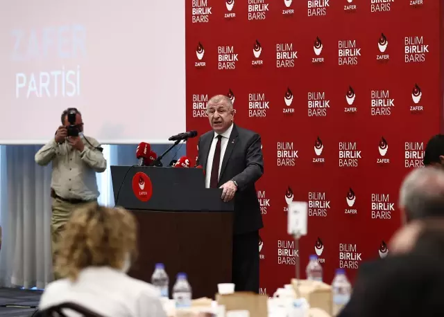 Zafer Partisi Genel Lideri Özdağ, gazetecilerle bir ortaya geldi