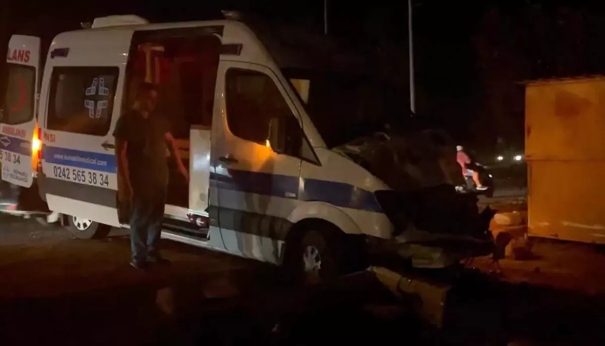 Alanya'da ambulansla hafif ticari araç çarpıştı: 1 yaralı