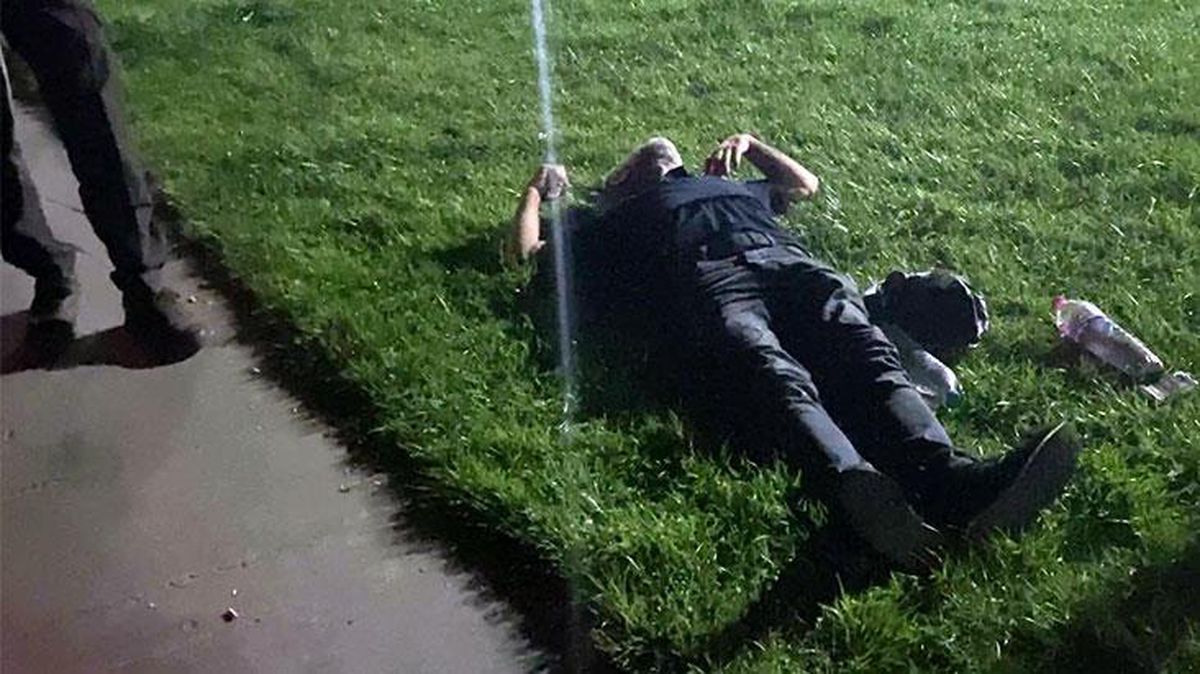 Alkolü fazla kaçırınca yere yatıp dakikalarca göğsünü yumrukladı
