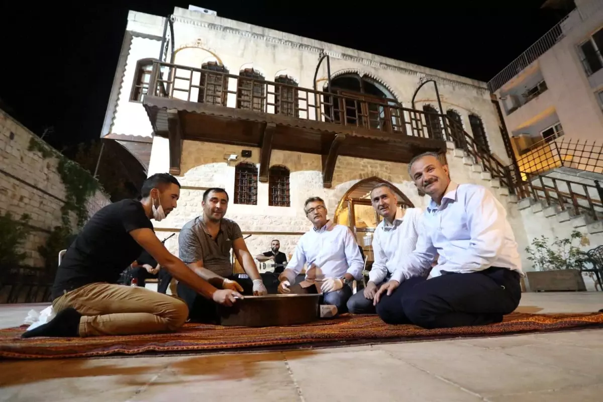 ESKİ DEVLET BAKANI TÜZMEN, ADIYAMAN'DA ÇİĞKÖFTE YOĞURDU