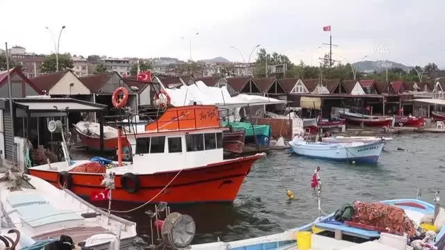 Etkili rüzgar nedeniyle balıkçı tekneleri denize açılamadı