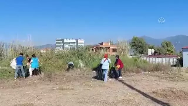 Gençler çevre temizliği yaptı