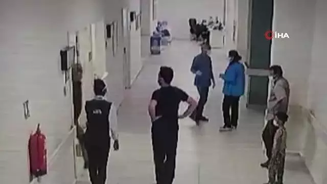 'İçeride kalabalık şekilde beklemeyelim' diyen doktora yumruklu saldırı anı kamerada