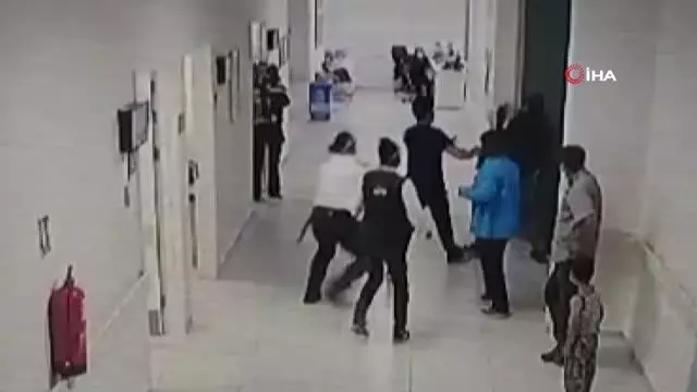 'İçeride kalabalık şekilde beklemeyelim' diyen doktora yumruklu saldırı anı kamerada