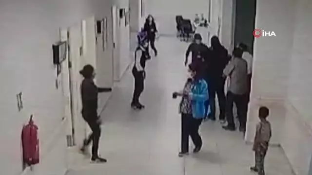 'İçeride kalabalık şekilde beklemeyelim' diyen doktora yumruklu saldırı anı kamerada