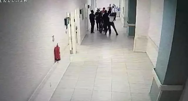'İçeride kalabalık şekilde beklemeyelim' diyen doktora yumruklu saldırı anı kamerada