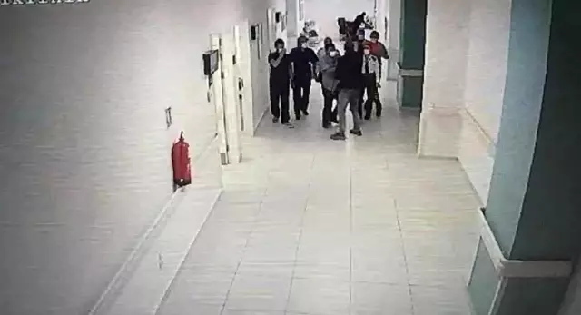 'İçeride kalabalık şekilde beklemeyelim' diyen doktora yumruklu saldırı anı kamerada