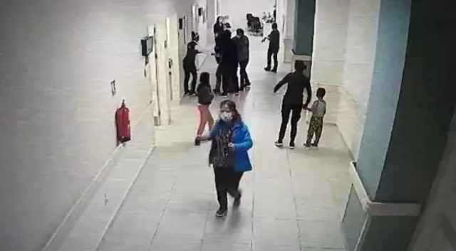 'İçeride kalabalık şekilde beklemeyelim' diyen doktora yumruklu saldırı anı kamerada