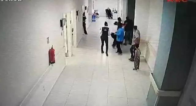 'İçeride kalabalık şekilde beklemeyelim' diyen doktora yumruklu saldırı anı kamerada