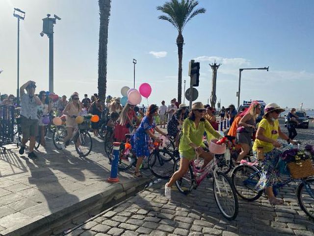 İZMİR'DE SÜSLÜ KADINLAR, RENGARENK KOSTÜMLERLE PEDAL ÇEVİRDİ