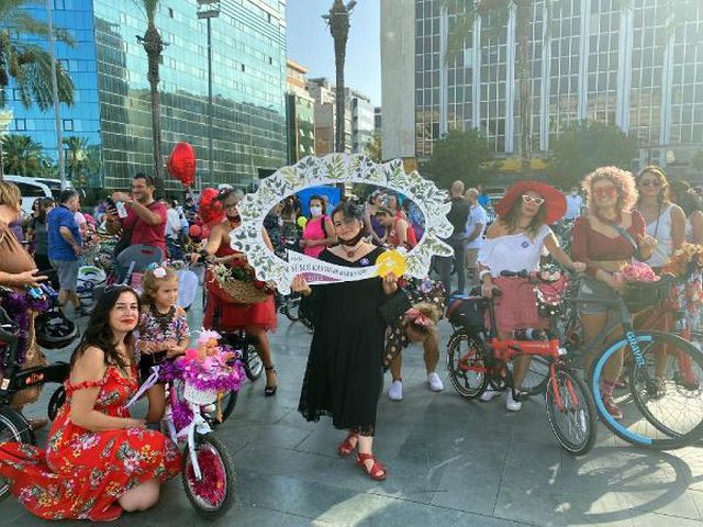 İZMİR'DE SÜSLÜ KADINLAR, RENGARENK KOSTÜMLERLE PEDAL ÇEVİRDİ