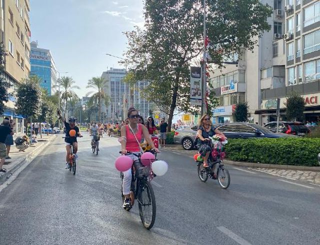 İZMİR'DE SÜSLÜ KADINLAR, RENGARENK KOSTÜMLERLE PEDAL ÇEVİRDİ