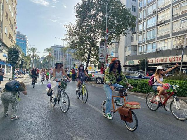 İZMİR'DE SÜSLÜ KADINLAR, RENGARENK KOSTÜMLERLE PEDAL ÇEVİRDİ