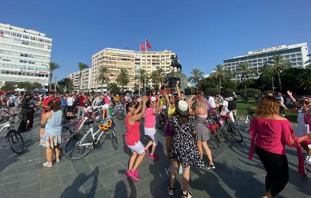 İZMİR'DE SÜSLÜ KADINLAR, RENGARENK KOSTÜMLERLE PEDAL ÇEVİRDİ