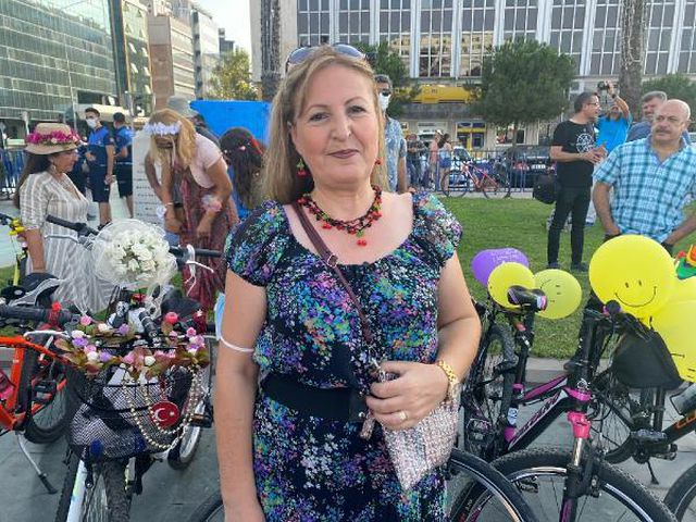 İZMİR'DE SÜSLÜ KADINLAR, RENGARENK KOSTÜMLERLE PEDAL ÇEVİRDİ