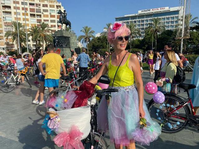 İZMİR'DE SÜSLÜ KADINLAR, RENGARENK KOSTÜMLERLE PEDAL ÇEVİRDİ