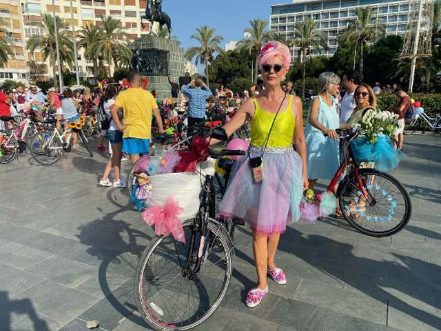 İZMİR'DE SÜSLÜ KADINLAR, RENGARENK KOSTÜMLERLE PEDAL ÇEVİRDİ
