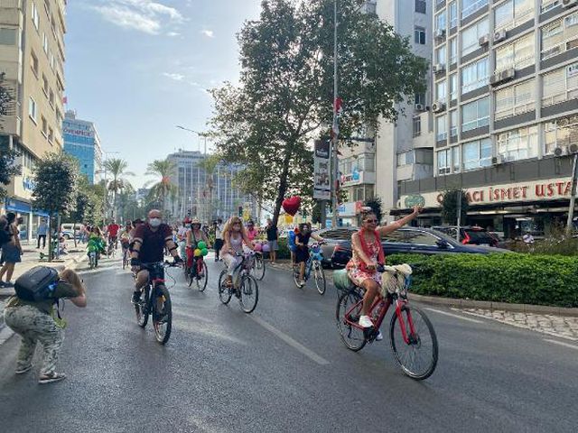İZMİR'DE SÜSLÜ KADINLAR, RENGARENK KOSTÜMLERLE PEDAL ÇEVİRDİ