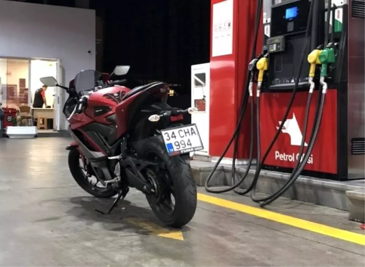 Kartal'da motosiklet hırsızlığı kamerada