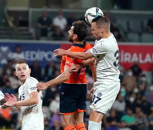 Süper Lig: Medipol Başakşehir: 2 - Fenerbahçe: 0 (Maç sonucu)