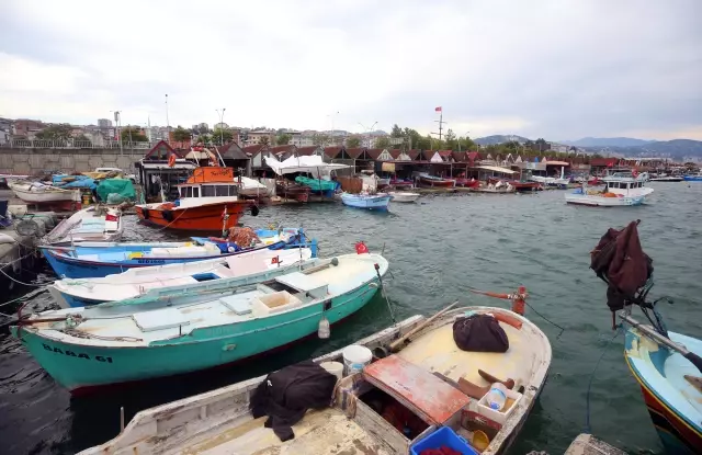 Etkili rüzgar nedeniyle balıkçı tekneleri denize açılamadı