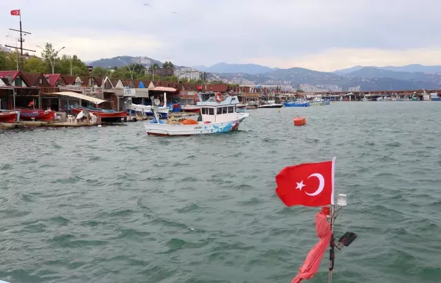Etkili rüzgar nedeniyle balıkçı tekneleri denize açılamadı