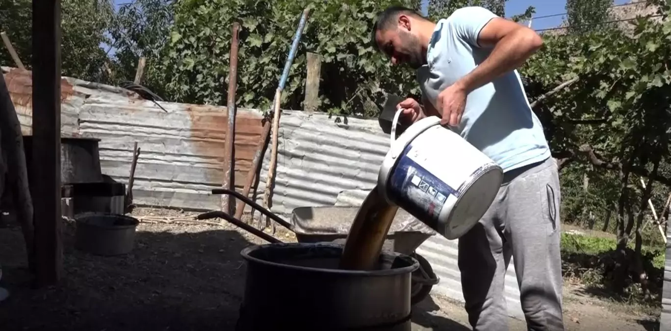 9 kilo üzümden 1 kilo pekmez elde edip, kilosunu 100 liradan satıyorlar