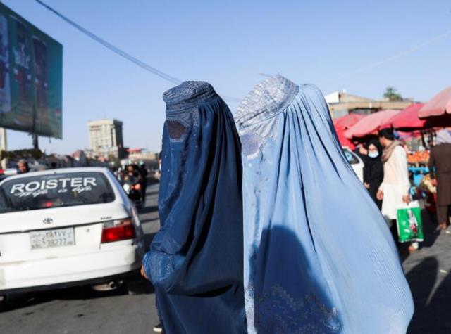 Ajans güvenlikleri için fotoğraftaki herkesi buzladı! Taliban'ın işine son verdiği bayan hakim hayatından telaş ediyor