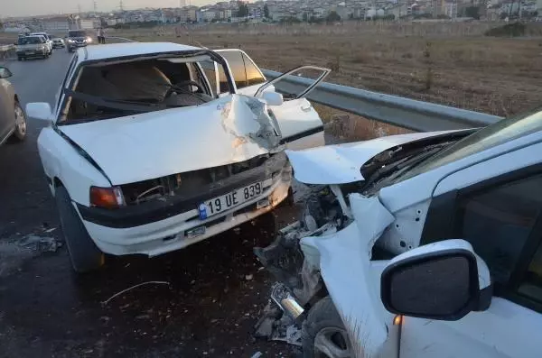 AVCILAR'DA İKİ ARAÇ KAFA KAFAYA ÇARPIŞTI 1 YARALI