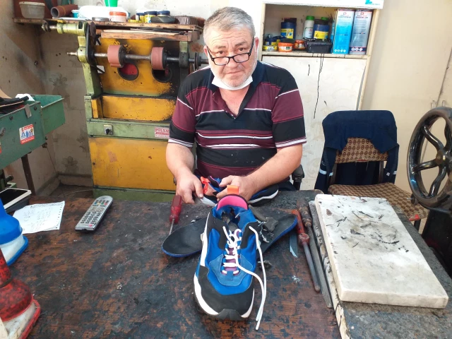 Ayakkabı imalatı ve tamirciliği mesleğini 43 yıldır ayakta tutmaya çalışıyor