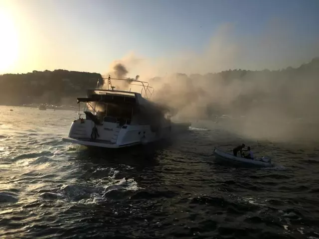 Bebek'te tekne yangını: Dumanlar kilometrelerce uzaktan görüldü