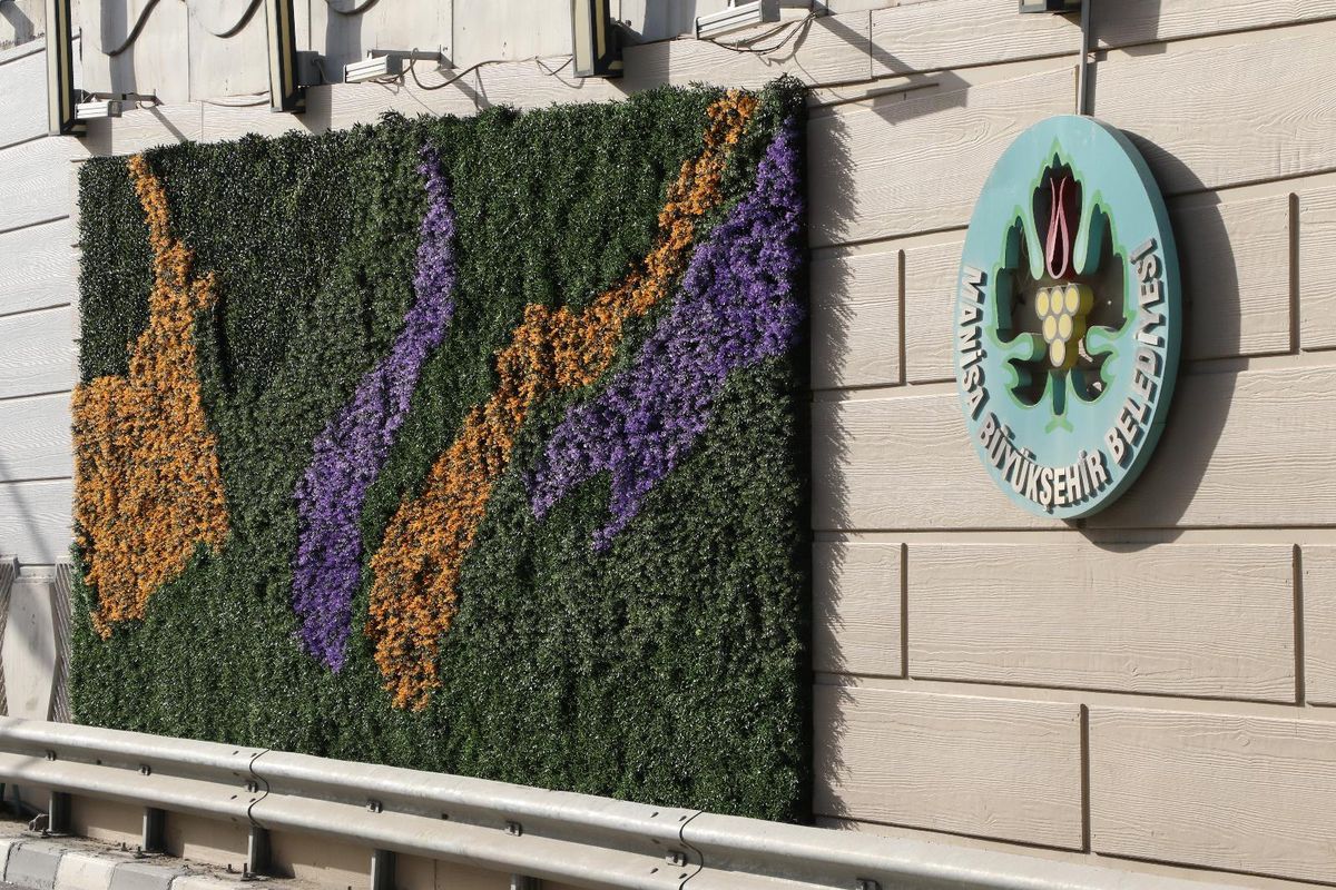 Devlet Bahçeli Kavşağı Dikey Bahçe ile Yeşilleniyor