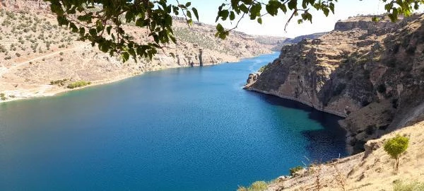 Diyarbakır'da baraj gölü çekildi, eski yapılar ortaya çıktı