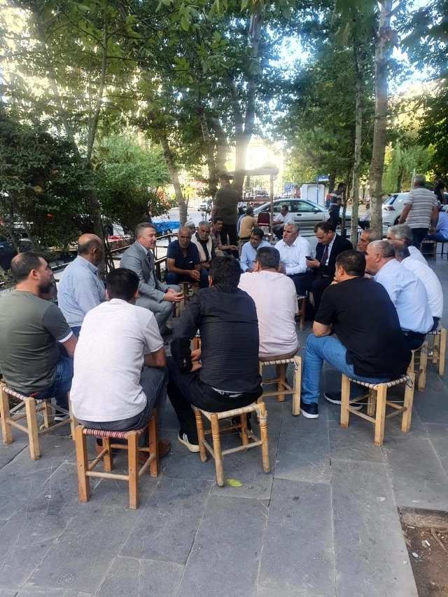 Diyarbakır Emniyet Müdürü Hüseyin Aşkın kahvehanede vatandaşlarla bir araya geldi