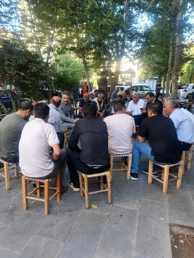 Diyarbakır Emniyet Müdürü Hüseyin Aşkın kahvehanede vatandaşlarla bir araya geldi