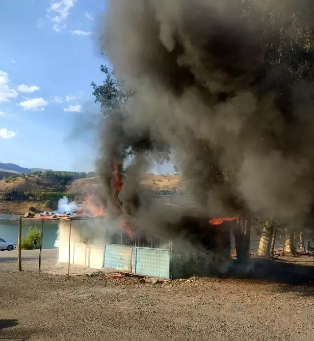 Son dakika! Feribot iskelesinde yangın çıktı, vatandaşlar seferber oldu