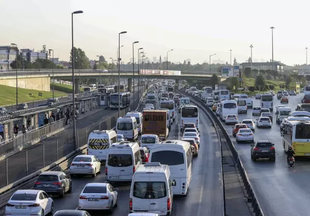 Haftanın ilk iş gününde trafik yoğunluğu yaşanıyor