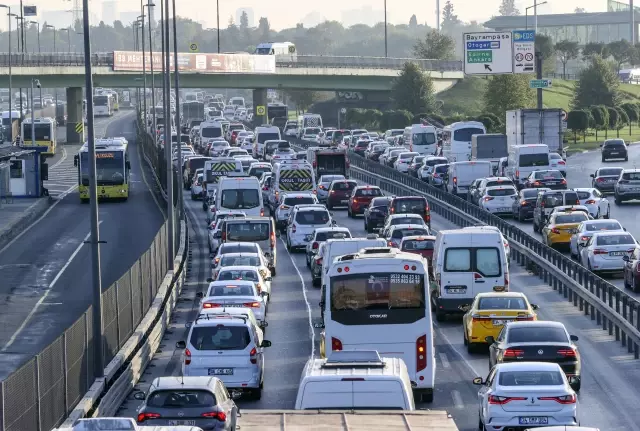 Haftanın ilk iş gününde trafik yoğunluğu yaşanıyor
