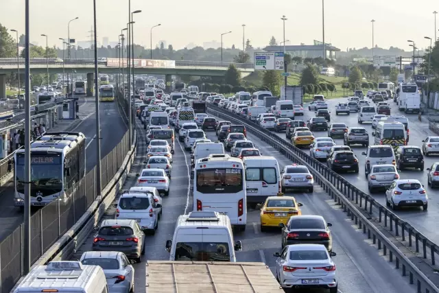Haftanın ilk iş gününde trafik yoğunluğu yaşanıyor