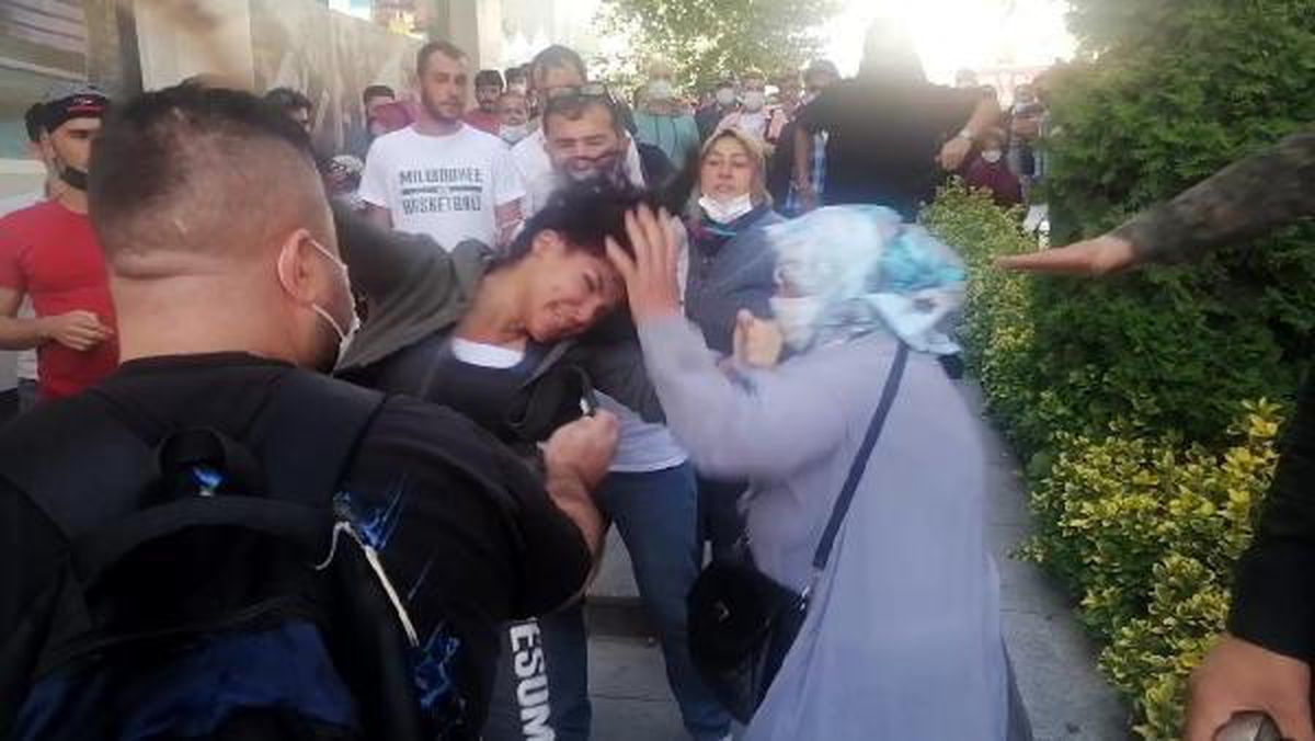 Meydanda buluştular! Kadınlar, binlerce insanın önünde yasak aşk yüzünden kavga etti