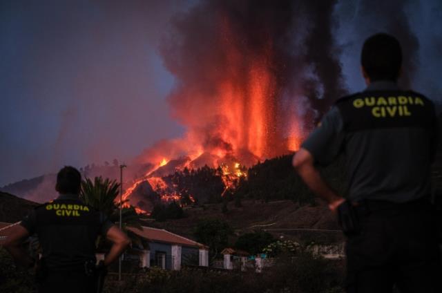 Kanarya Adaları'ndaki yanardağ patlamasında lavlar meskenlere ulaştı! 5 bin kişi bölgeden tahliye ediliyor