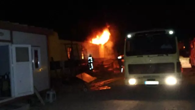 Son dakika 3. sayfa: Lastikçide çıkan yangında 5 aracı alevlerin arasından çıkarttılar