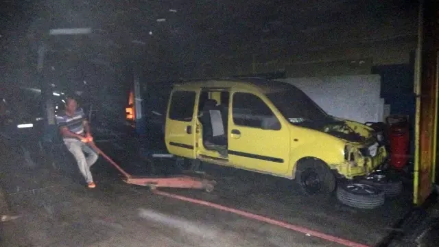 Son dakika 3. sayfa: Lastikçide çıkan yangında 5 aracı alevlerin arasından çıkarttılar