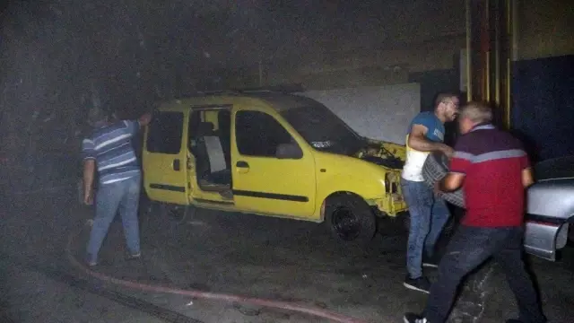 Son dakika 3. sayfa: Lastikçide çıkan yangında 5 aracı alevlerin arasından çıkarttılar