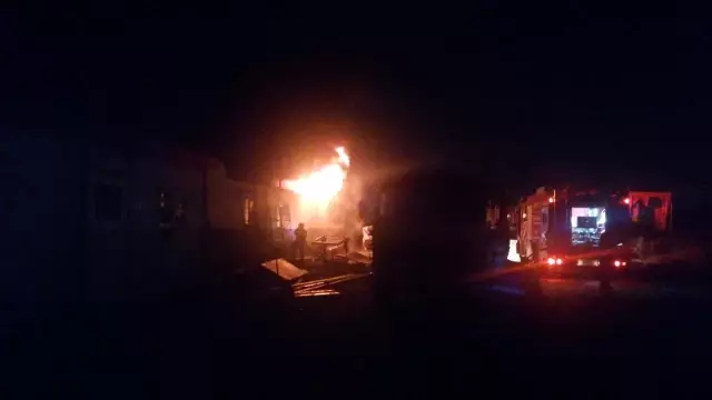 Son dakika 3. sayfa: Lastikçide çıkan yangında 5 aracı alevlerin arasından çıkarttılar