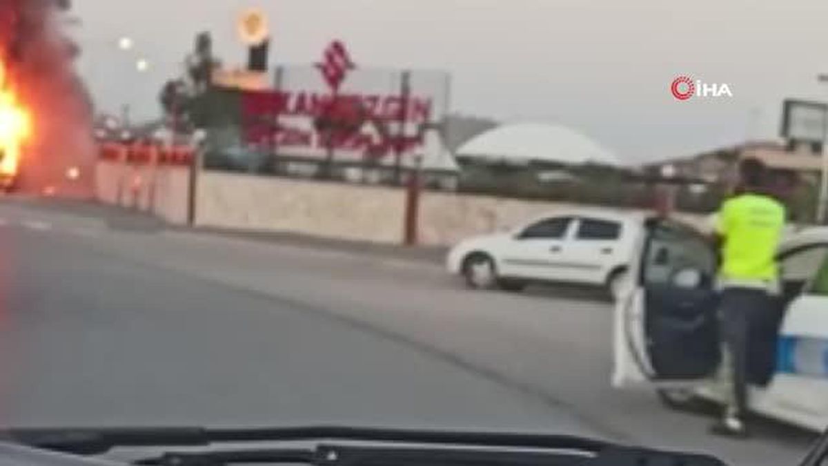 sakarya da belediye otobusu alev alev yandi 14408571 amp