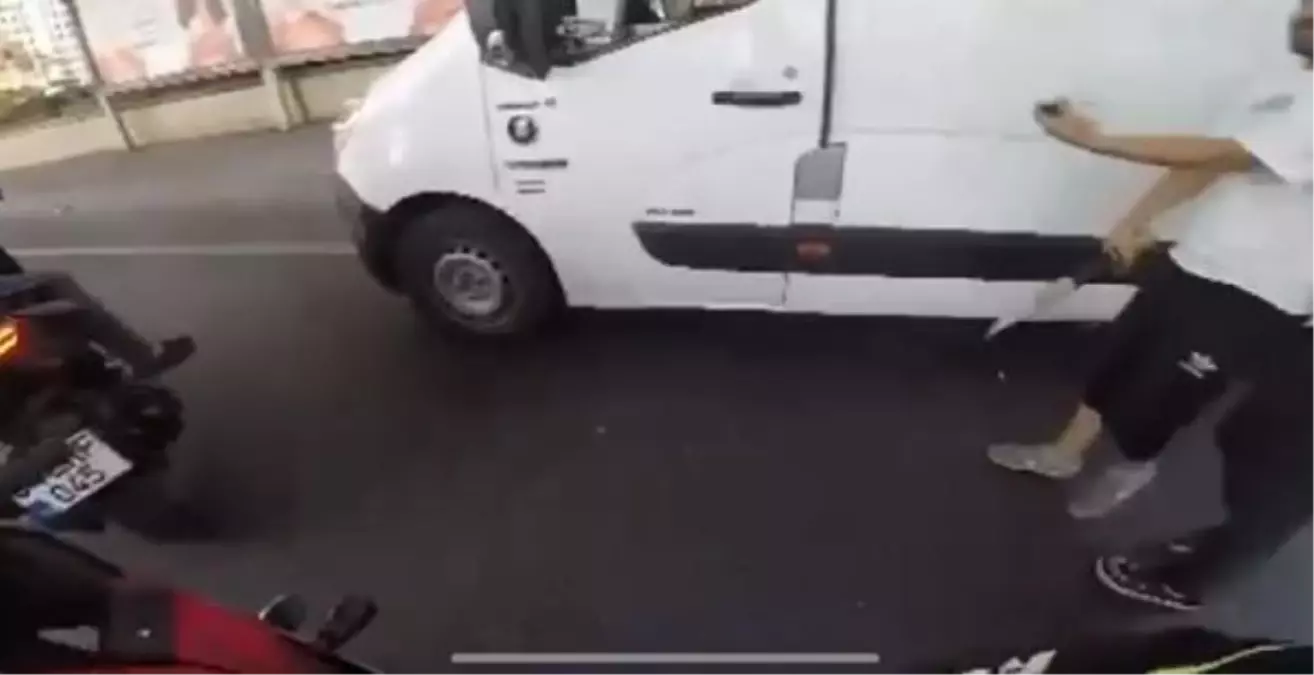 SARIYER'DE SOPANIN UCUNA BAĞLADIĞI BIÇAKLA MOTOSİKLETLİYE SALDIRDI